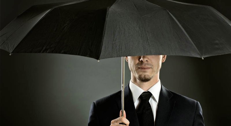 Мужчина с зонтиком