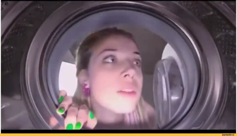 Енот застрял в ливневке