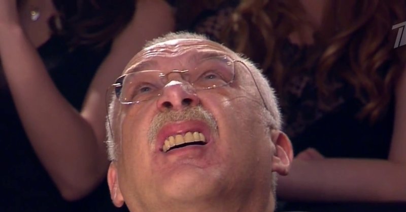 Александр Друзь щурится