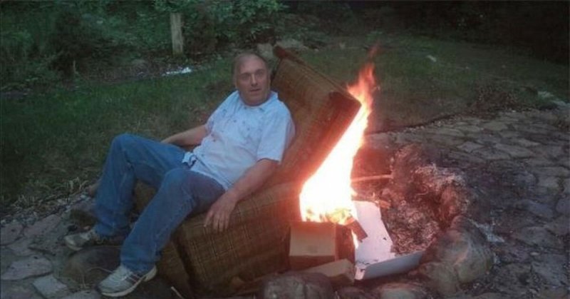 Человек сидит на горящем диване