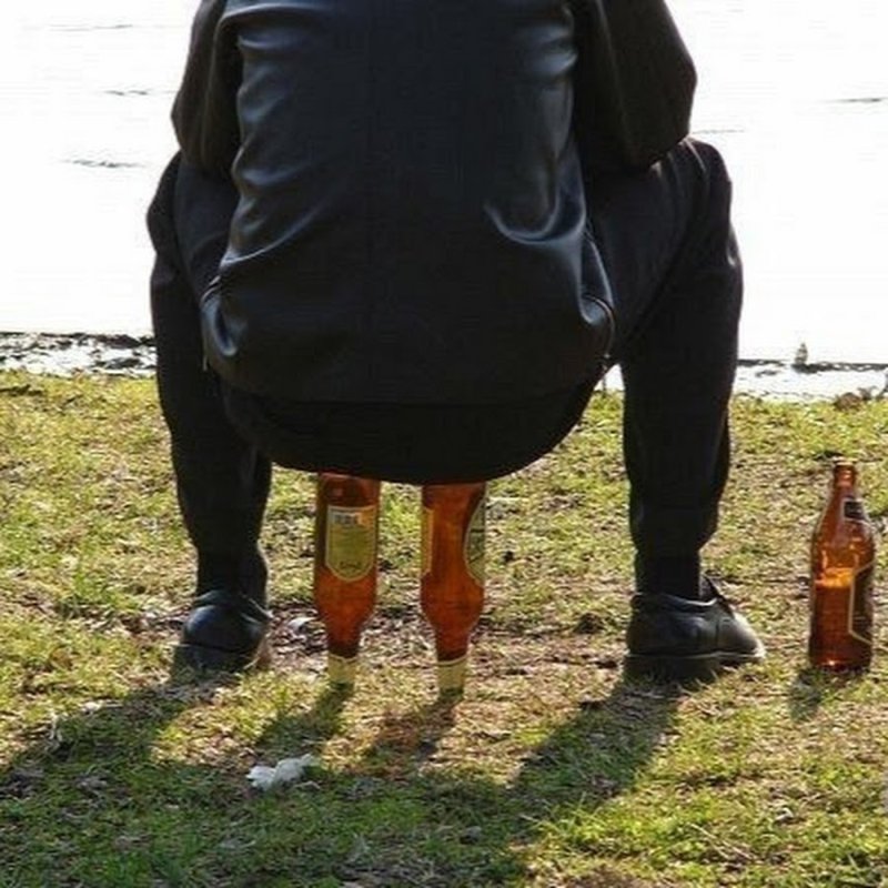 Сидит на бутылке