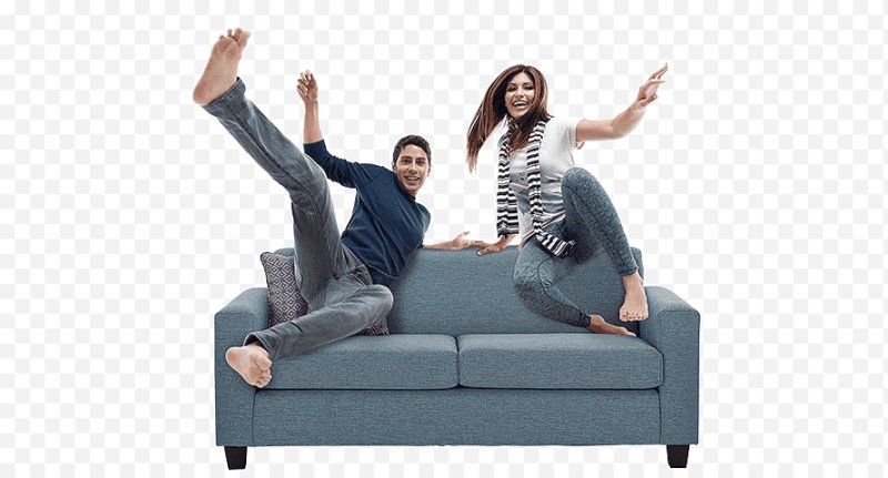 Сидит на диване