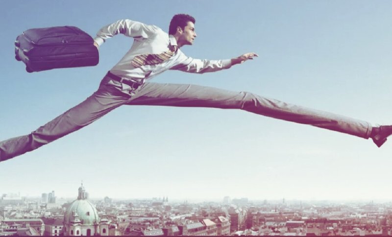 Парень убегает от летящего парня