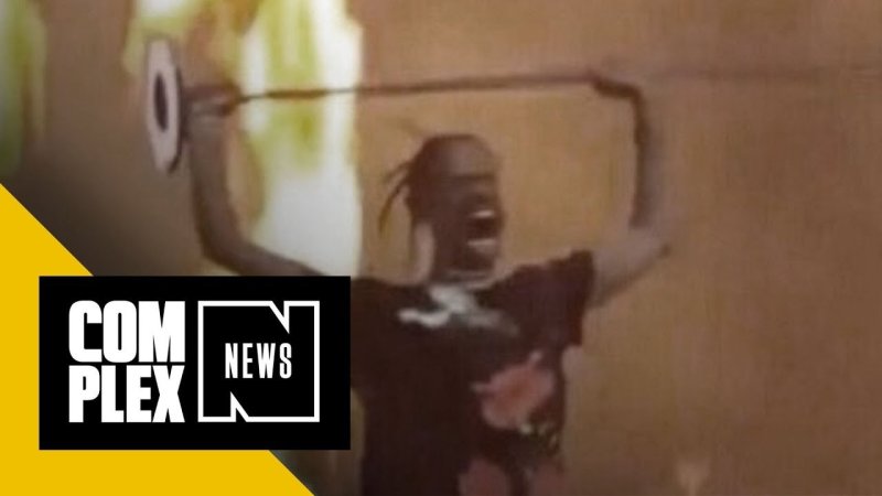 Travis Scott с микрофоном