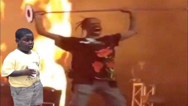 Трэвис Скотт поднимает микрофон