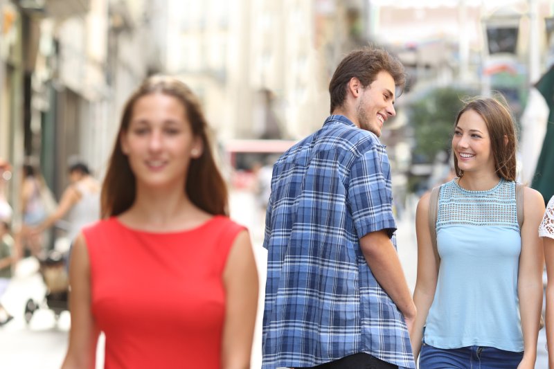 Оглянулся на девушку