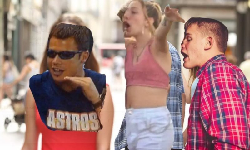 Мужчина объясняет девушке