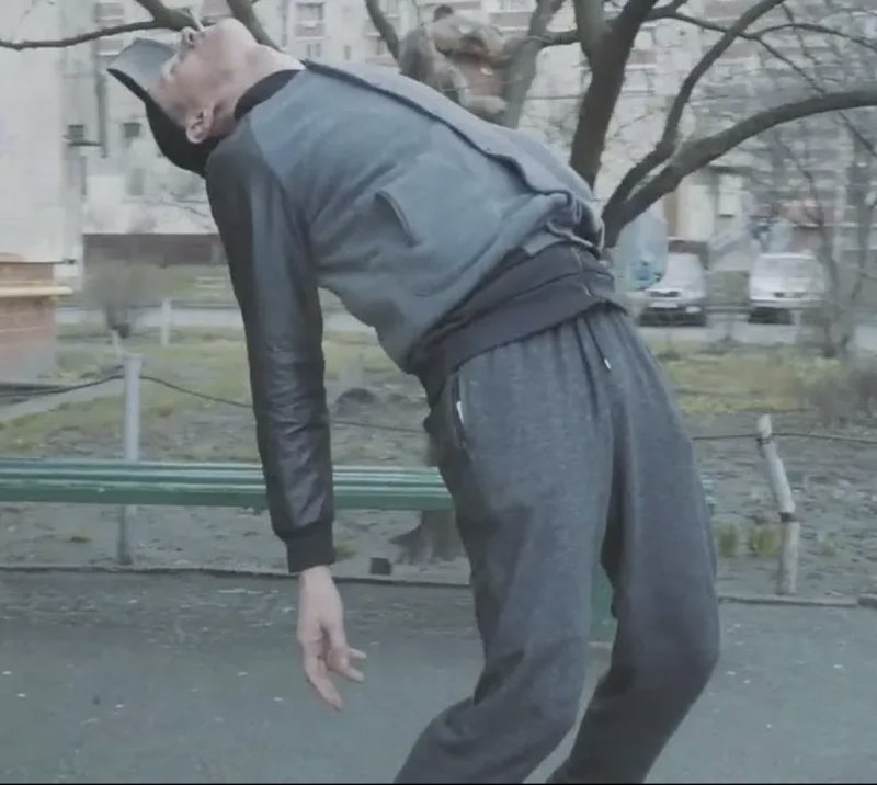 Человек под наркотиками на улице