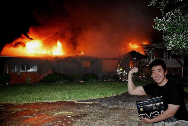 Улыбается на фоне горящего дома