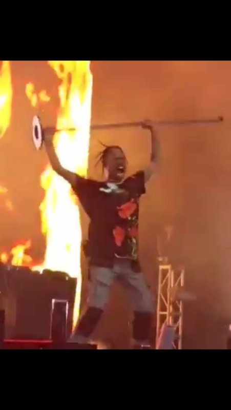 Трэвис Скотт с микрофоном в огне