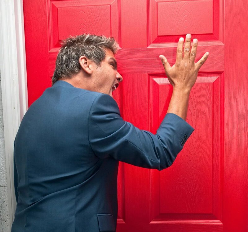 Стучит в дверь