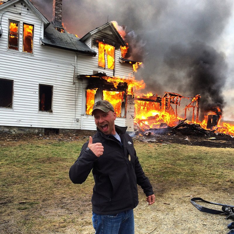 Человек на фоне пожара