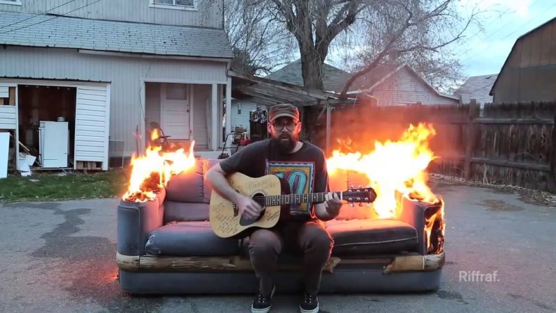 Человек и горящий диван