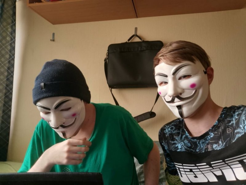 Парень в маске Гая Фокса