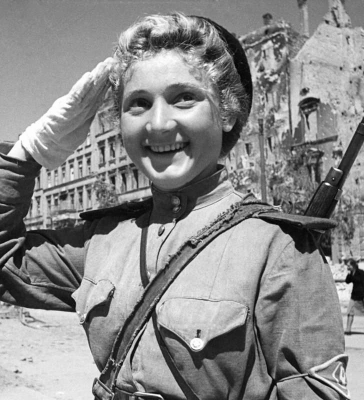 Регулировщица Мария Шальнева. Берлин