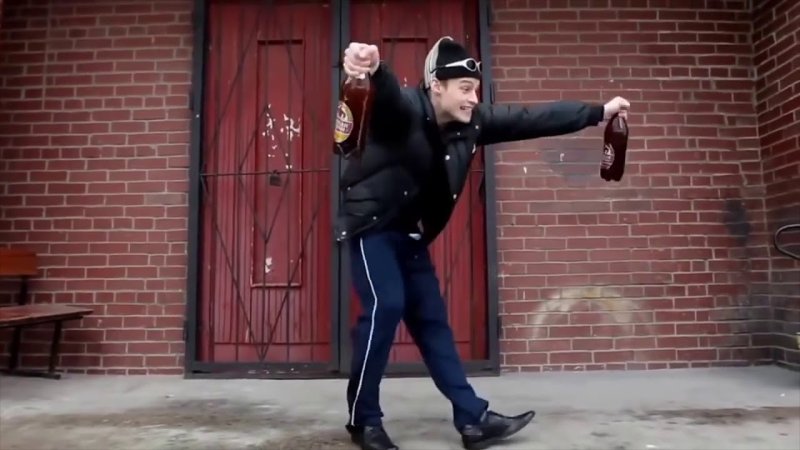 Танцует с бутылкой