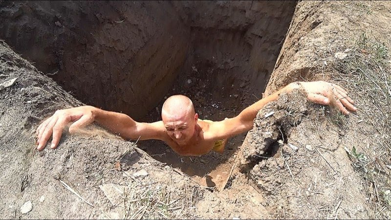Человек выбирается из ямы