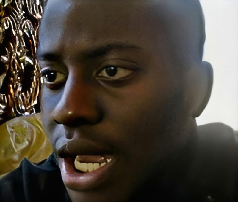 Довольный негр