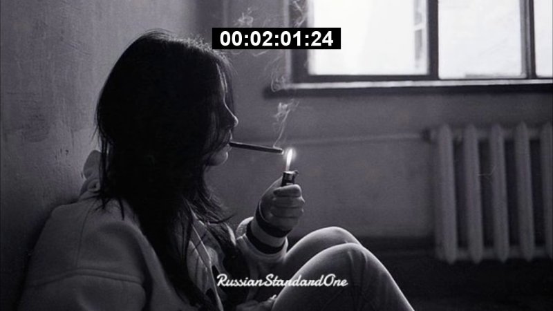 Грустная девушка курит