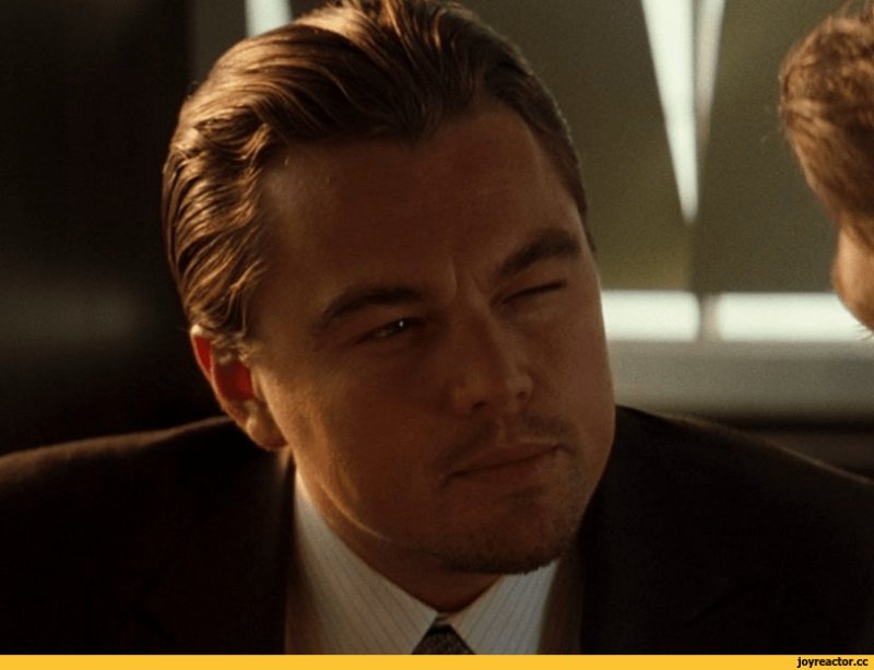 Леонардо ди Каприо щурится