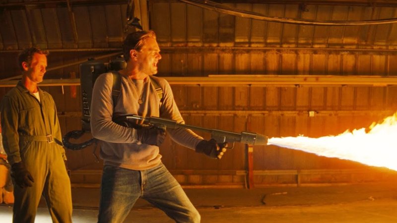 Однажды в Голливуде огнемет бассейн