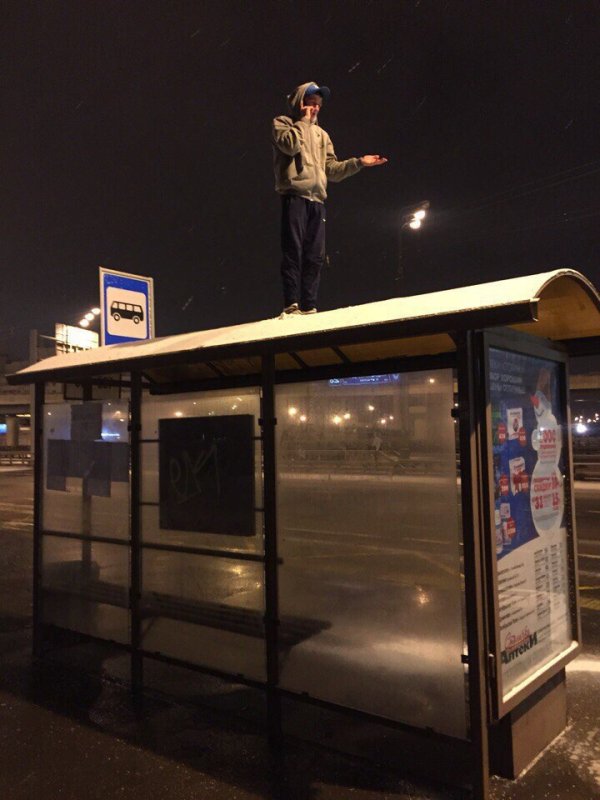 Парень на остановке