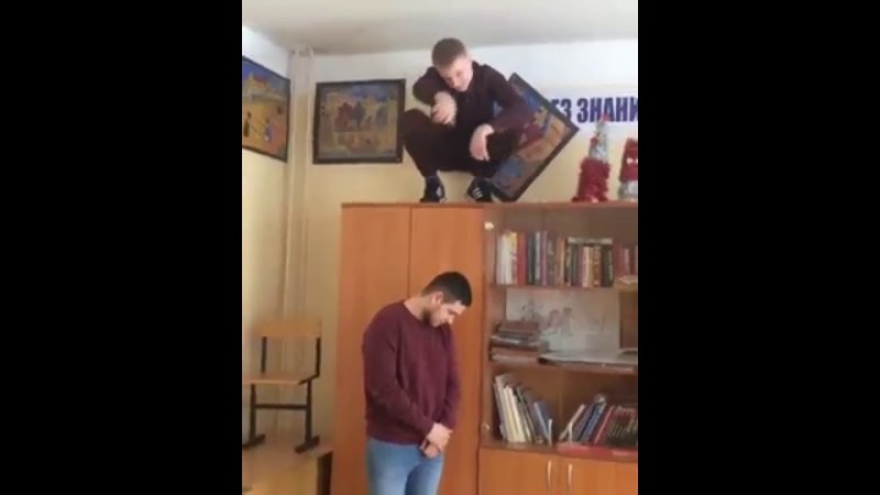 Мужчина залез в шкаф