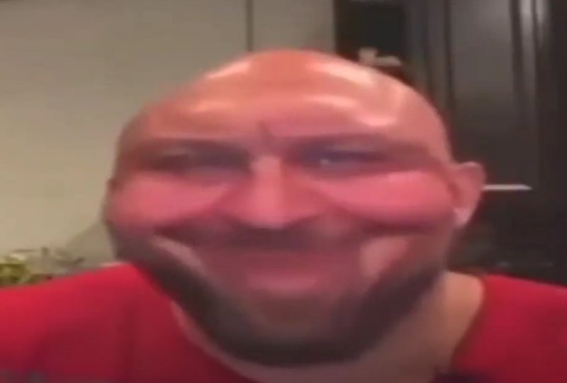 Мужик ест чипсы