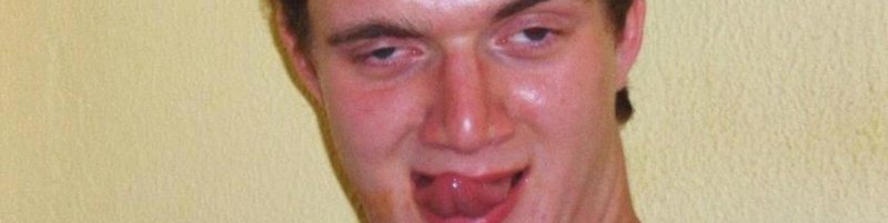 С губами мужик