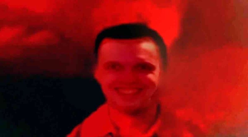 Чел на Красном фоне страшное