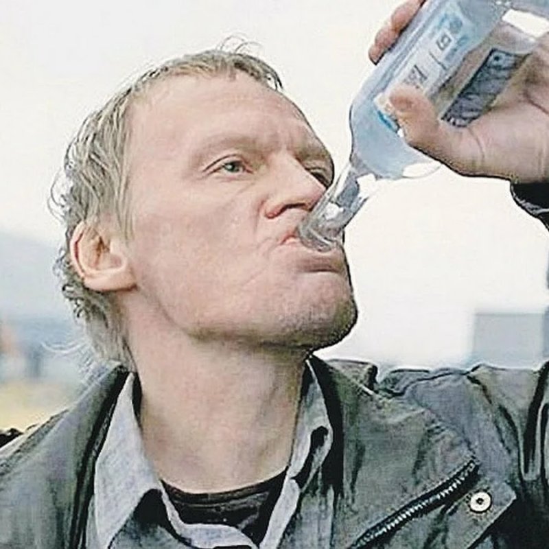 Алексей Серебряков пьет
