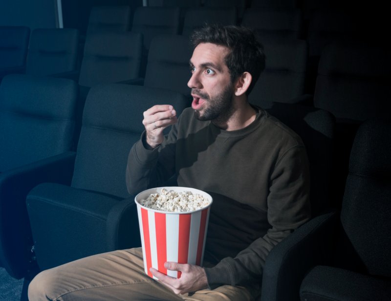 Человек с попкорном