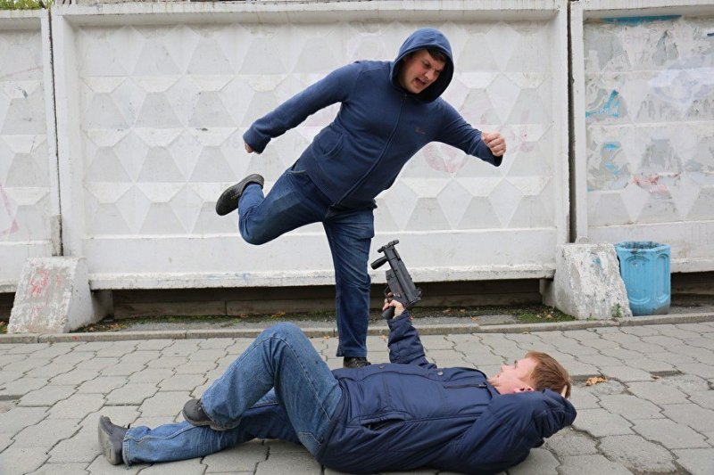 Человек бьет