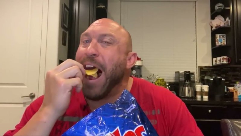 Мужчина ест чипсы Мем