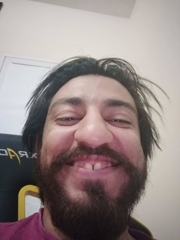 Парень веселый селфи