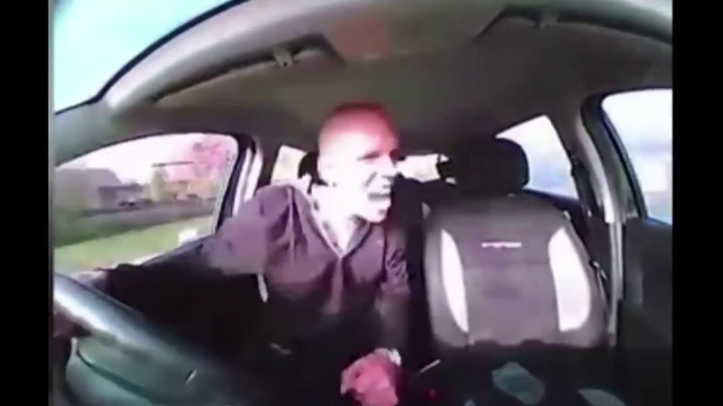 Лысый мужик едет в машине Мем