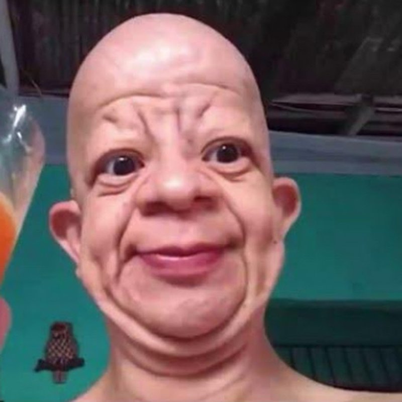 Лысый мужик пьет апельсиновый сок