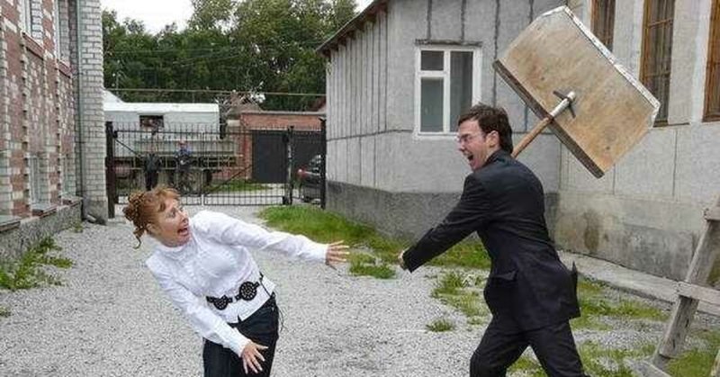 Человек бьёт другого человека