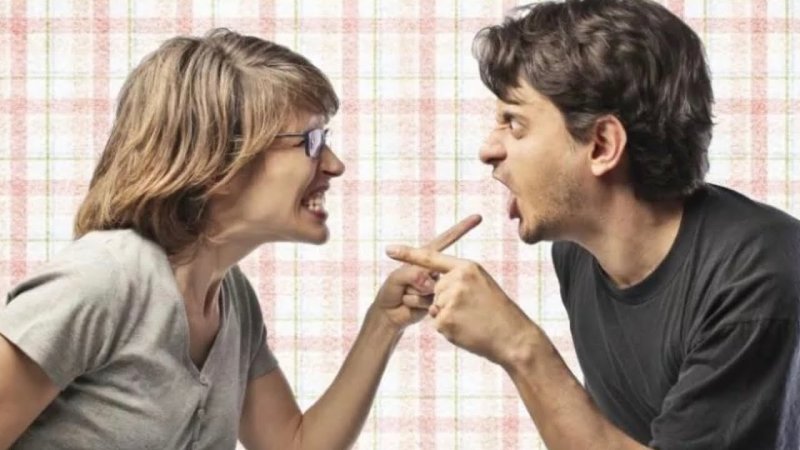 Мужчина и женщина спорят