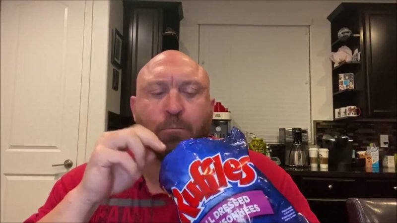 Чел с чипсами Мем