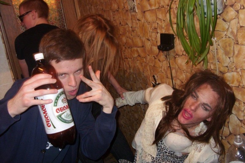 Пьяненькая девушка