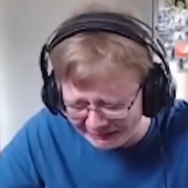 Мужик в наушниках плачет