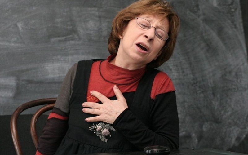 Лия Ахеджакова плачет