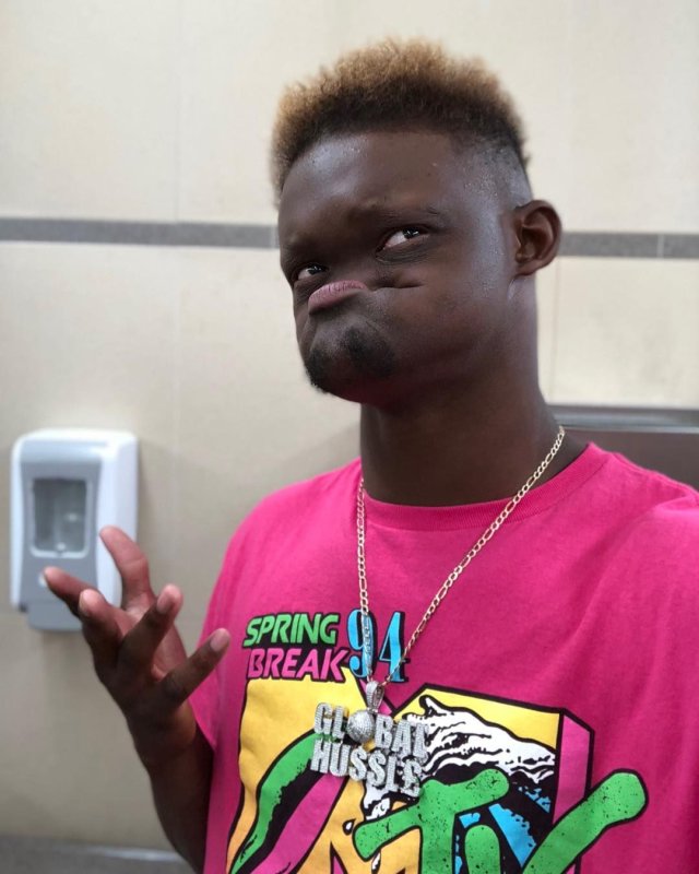 Афроамериканец с челюстью