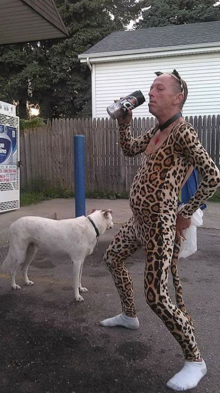 Мужчина в леопардовых лосинах