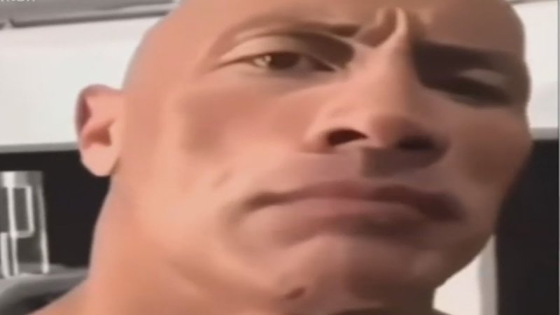 Скала Джонсон Мем с бровью