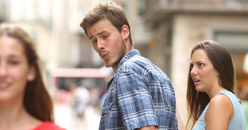 Парень оборачивается