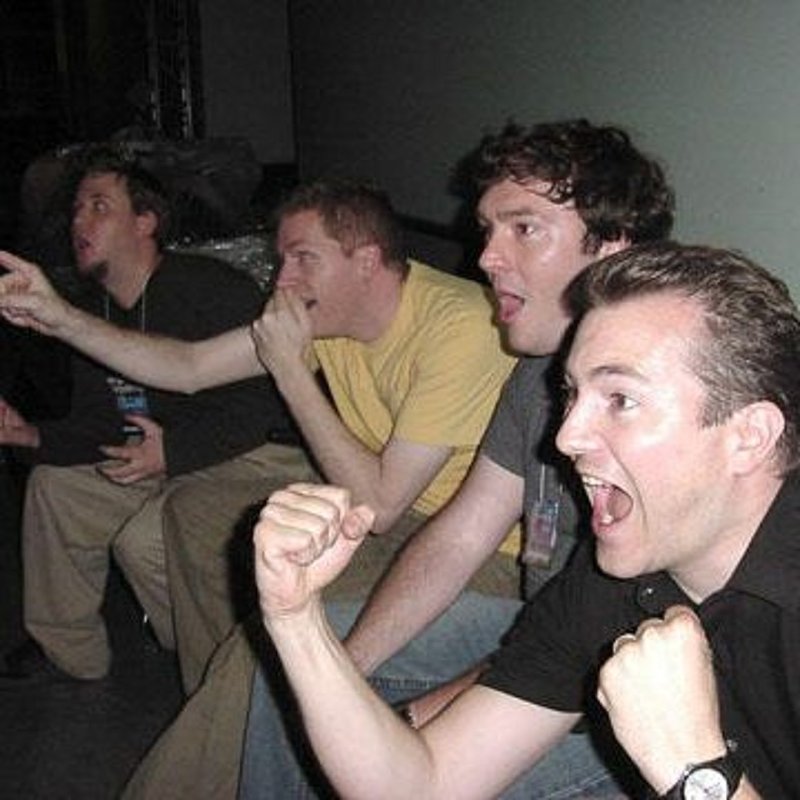 Мужики сидят и радуются