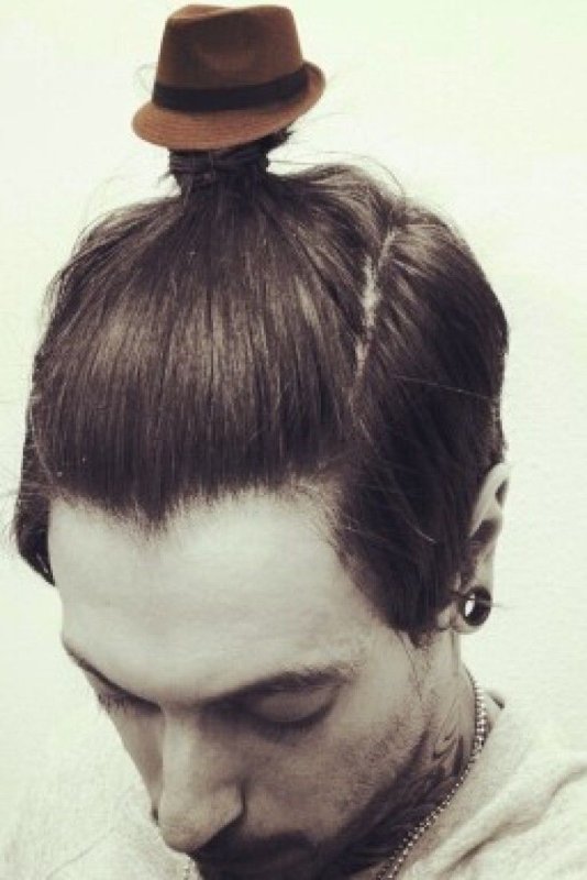 Man bun прическа