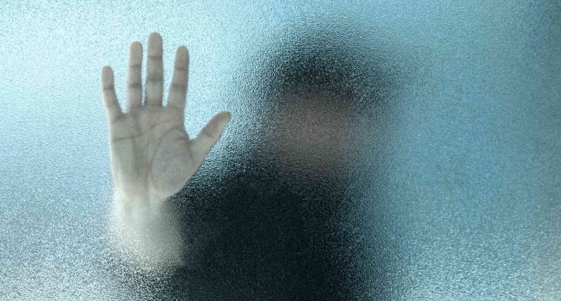 Человек за стеклом